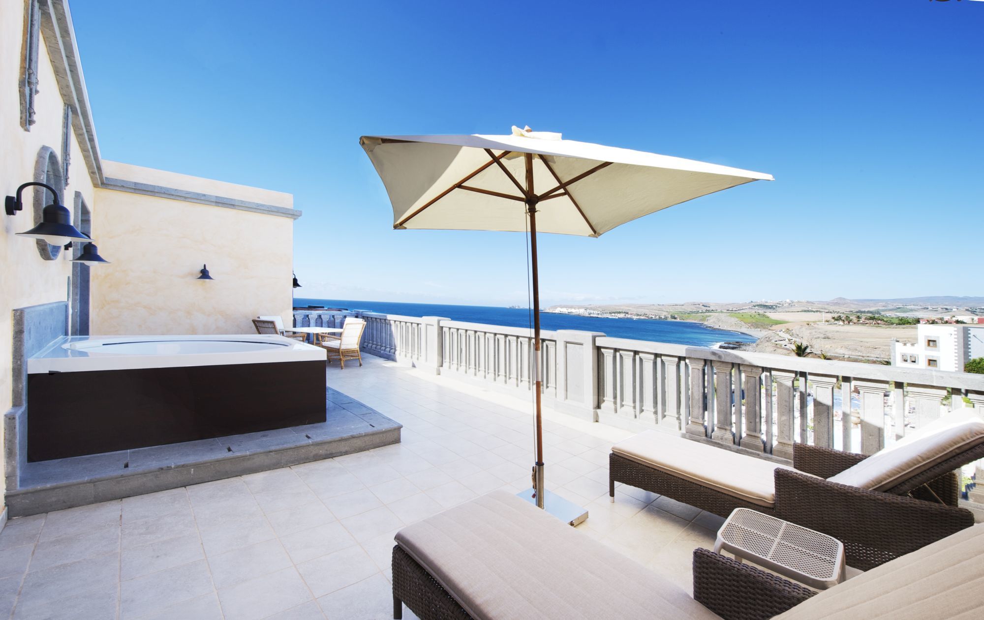 Lopesan Villa Del Conde Resort & Thalasso Meloneras Luaran gambar The rooftop pool at the Hotel del Coronado