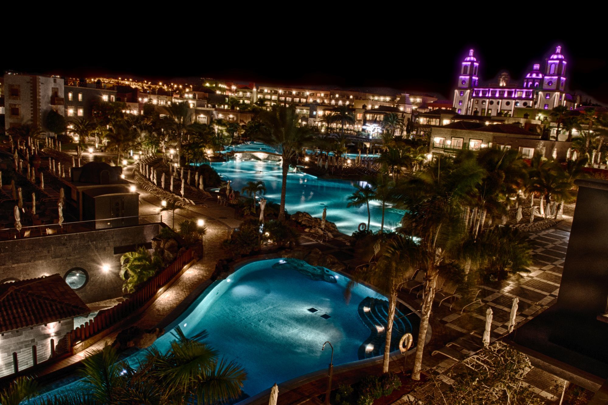 Lopesan Villa Del Conde Resort & Thalasso Meloneras Luaran gambar Hard Rock Hotel at night