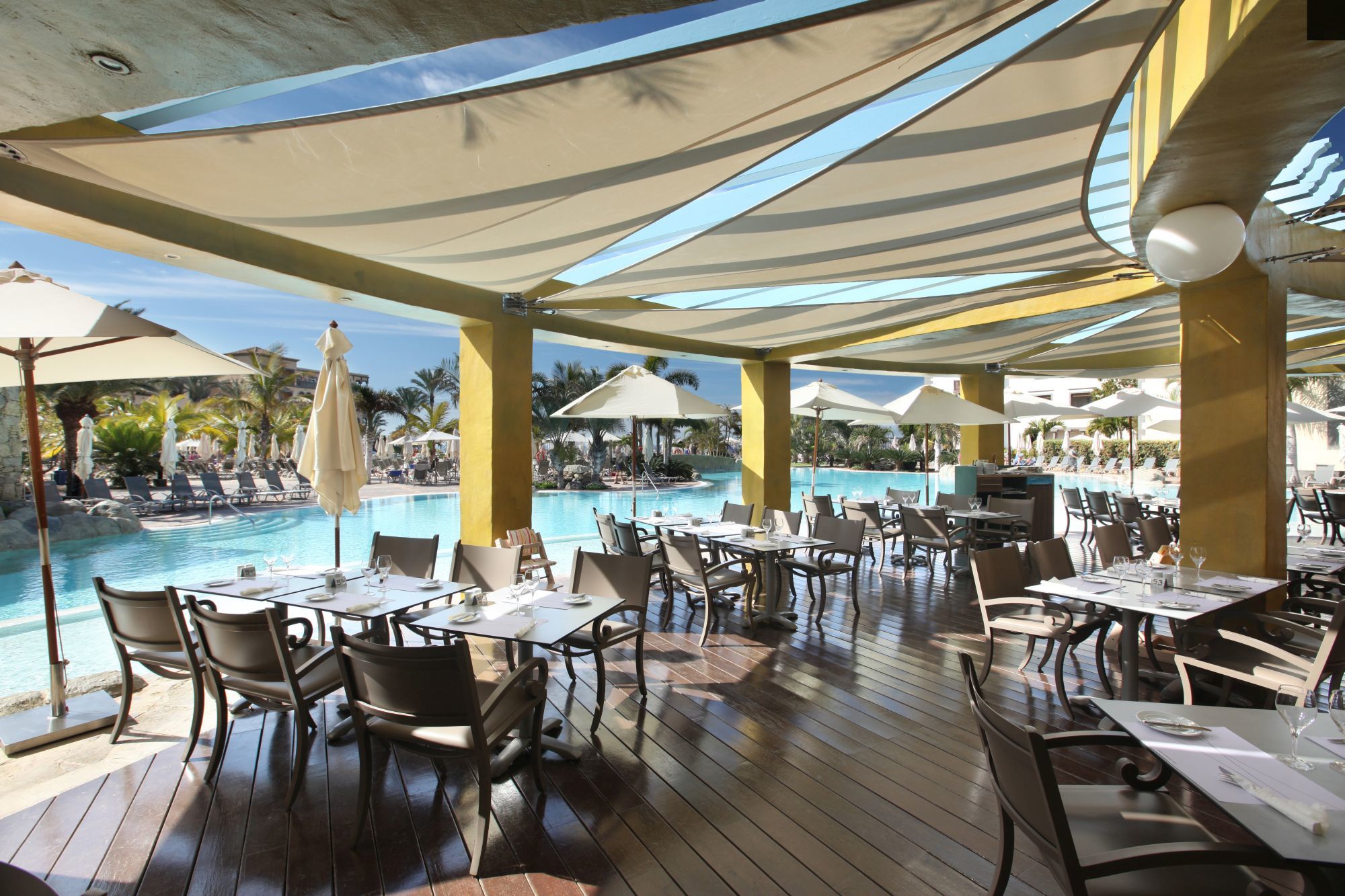 Lopesan Villa Del Conde Resort & Thalasso Meloneras Luaran gambar The restaurant at the pool