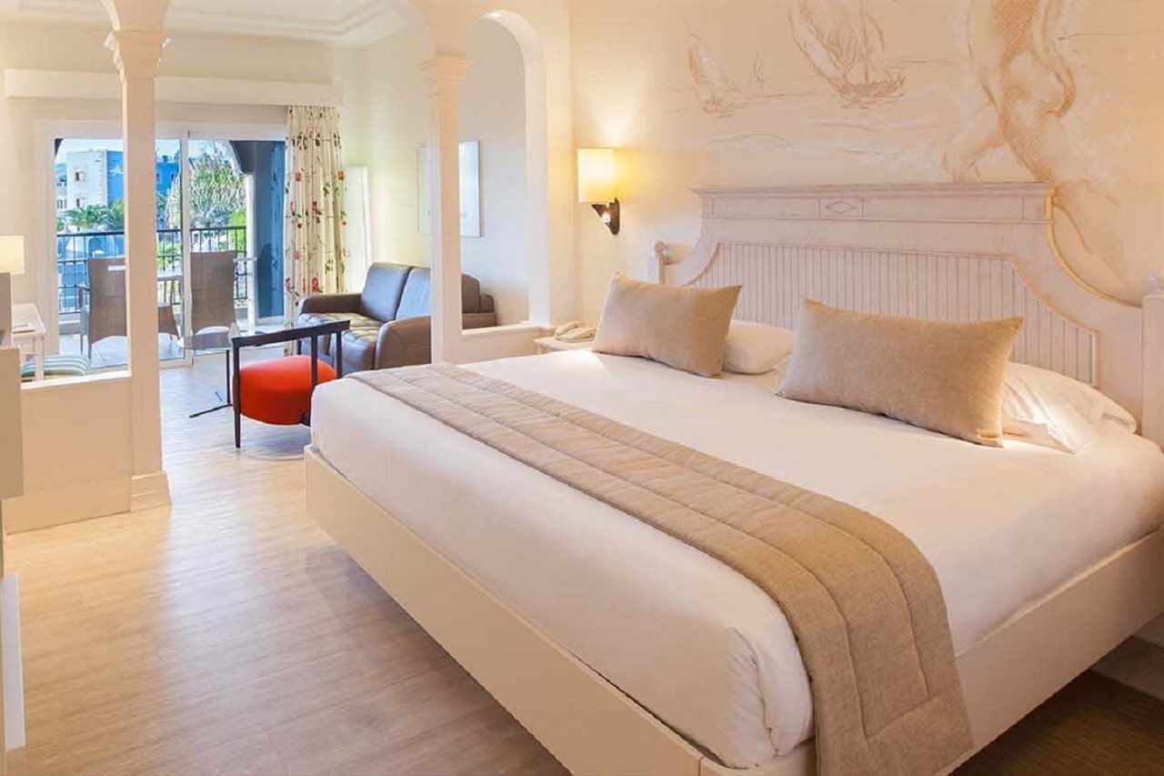 Lopesan Villa Del Conde Resort & Thalasso Meloneras Luaran gambar A bedroom at the Hotel du Cap