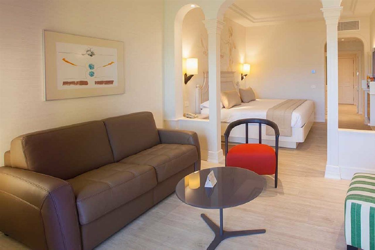 Lopesan Villa Del Conde Resort & Thalasso Meloneras Luaran gambar A suite at the hotel
