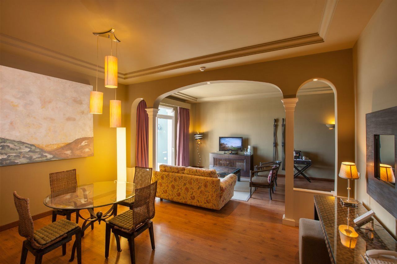 Lopesan Villa Del Conde Resort & Thalasso Meloneras Luaran gambar A suite at the hotel