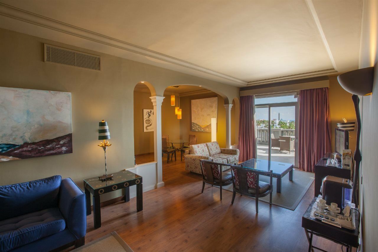Lopesan Villa Del Conde Resort & Thalasso Meloneras Luaran gambar A suite at the Hilton San Diego Bayfront