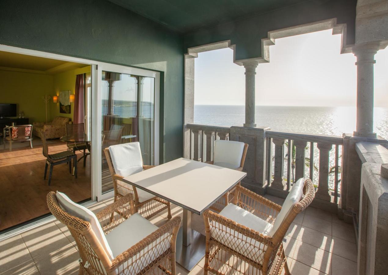 Lopesan Villa Del Conde Resort & Thalasso Meloneras Luaran gambar A balcony at the Hilton Head Oceanfront Resort