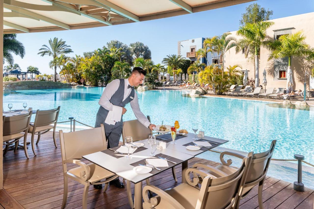 Lopesan Villa Del Conde Resort & Thalasso Meloneras Luaran gambar A waiter at work